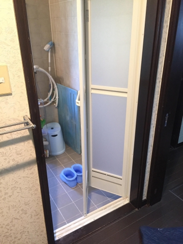 我孫子市のリフォーム店         『浴室ドアの交換工事』