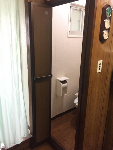 我孫子市のリフォーム店　　『トイレのドア交換しました』