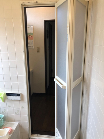 我孫子市のリフォーム店　　　　　　『　浴室ドアを交換してリフレッシュ　』